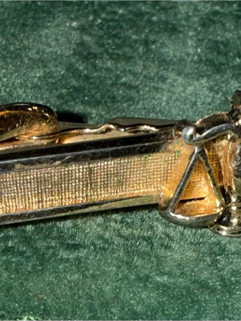 Gold-Tone Men's Tie Clip with Scales Accent w/Cuff Links